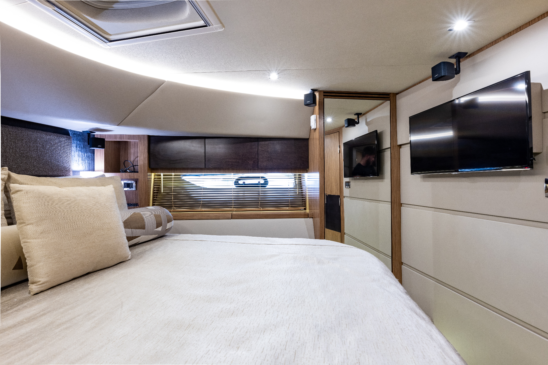 Sea Ray L650 master stateroom